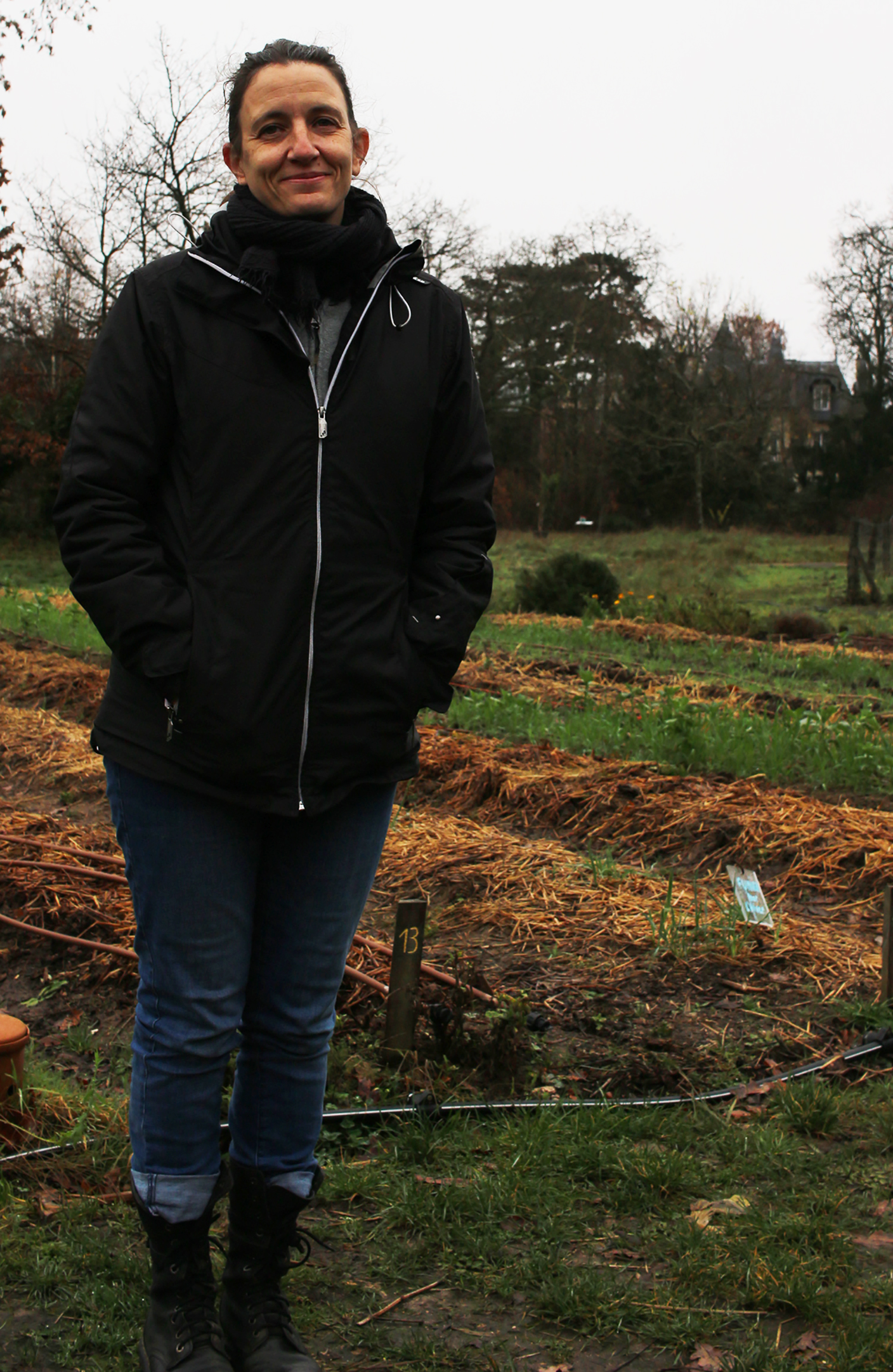 Muriel, devant le potager collectif © Globe Reporters