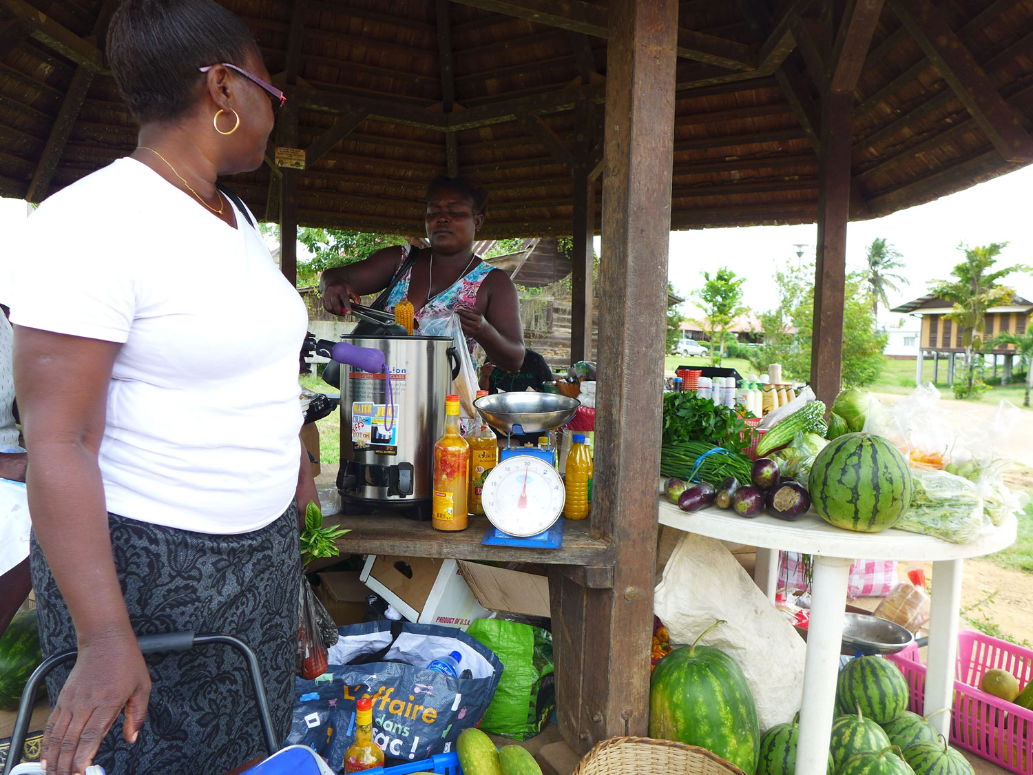 Monique TOPO accompagne Anne au marché.