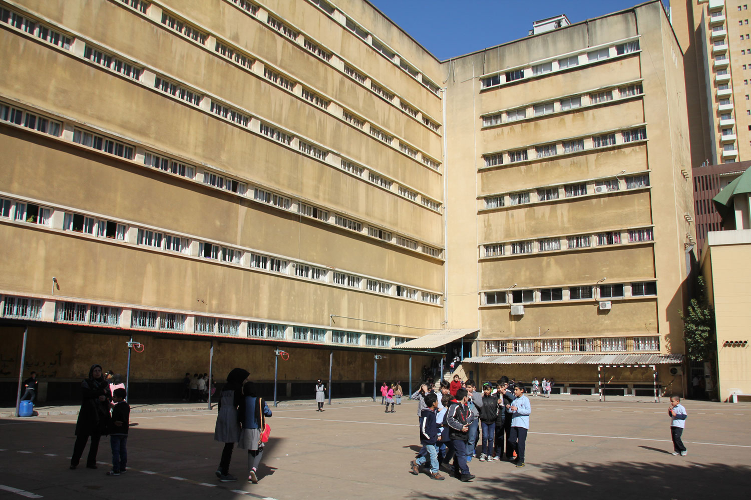 Un batiment imposant construit en 1947.