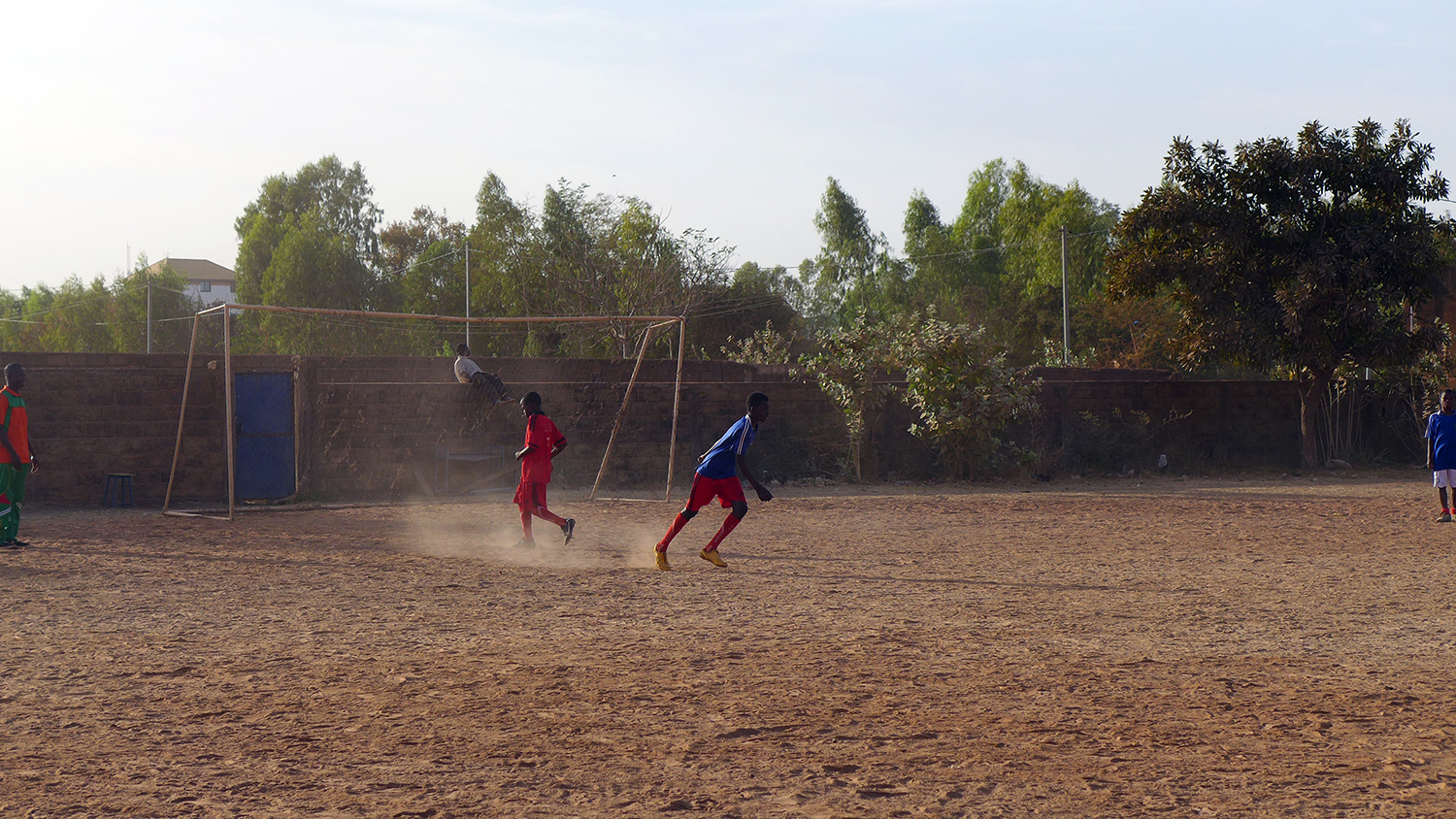 L’Académie de Foot accepte des jeunes de toutes classes sociales. Il existe un programme pour aider les enfants des quartiers populaires à réaliser leur rêve.