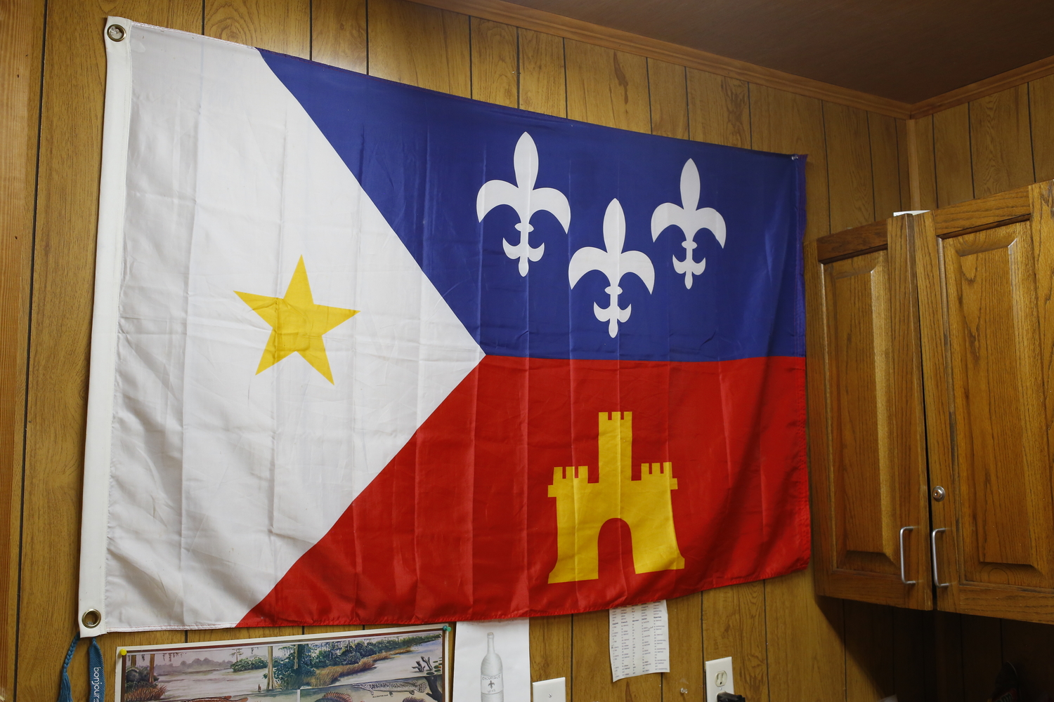 Dans l’atelier de fabrique d’accordéons de Jesse BROWN : le drapeau de l’Acadiane, région de Lafayette et alentours, où se sont installés les Acadiens après leur déportation du Canada © Globe Reporters