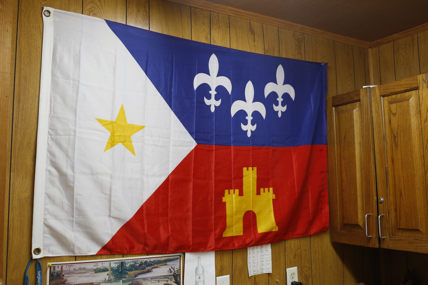 Dans l’atelier de fabrique d’accordéons de Jesse BROWN : le drapeau de l’Acadiane, région de Lafayette et alentours, où se sont installés les Acadiens après leur déportation du Canada © Globe Reporters