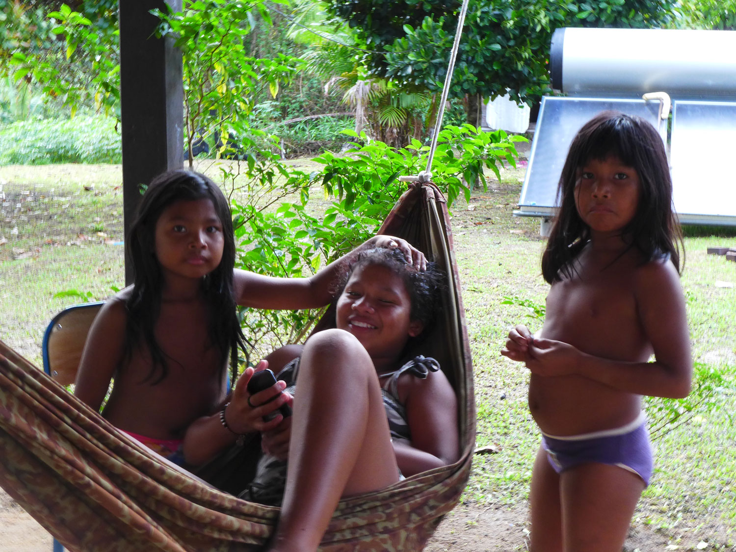 Laura et ses soeurs dans leur maison qu’on appelle carbet.