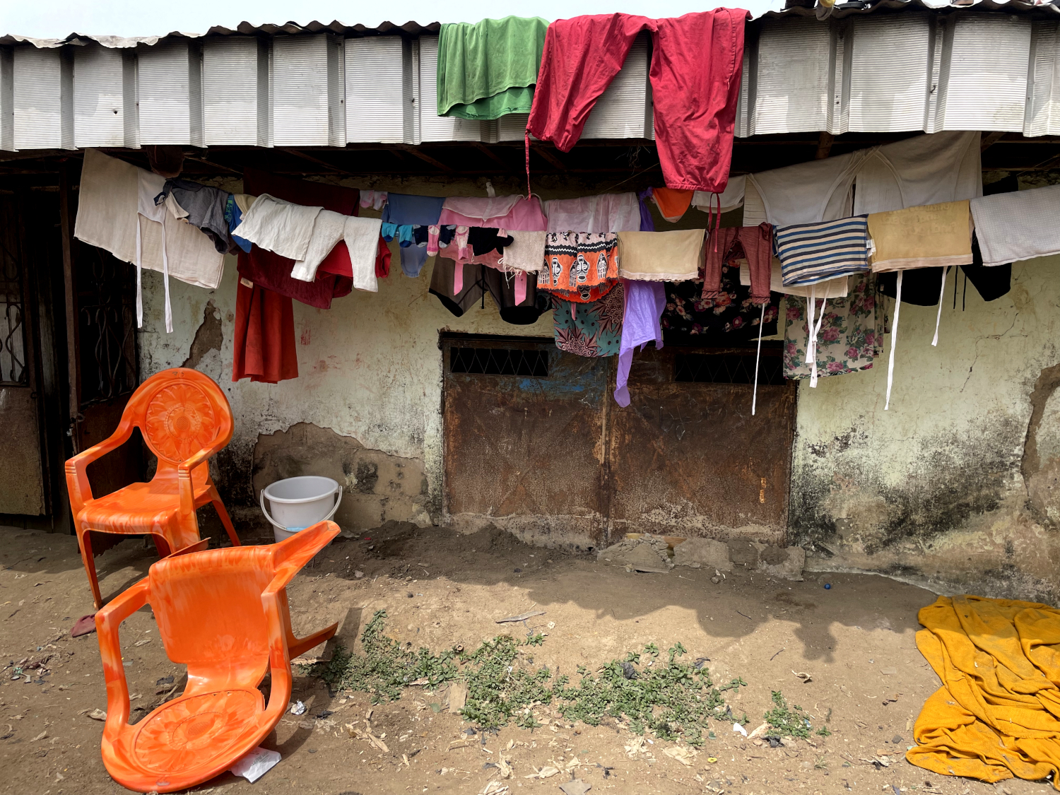 Les inondations à répétition engloutissent peu à peu cette maison dont la porte est condamnée par l’accumulation de terre et de sable © Globe Reporters