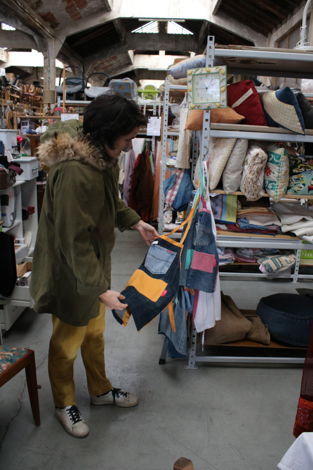 La ressourcerie propose aussi des ateliers pour apprendre à créer soi-même. Ici les participants ont cousu des tabliers avec de vieux tissus. Des élèves du lycée Louis RASCOL ont aussi créé des lampes à partir de matériaux de récupération © Anouk PASSELAC / Globe Reporters