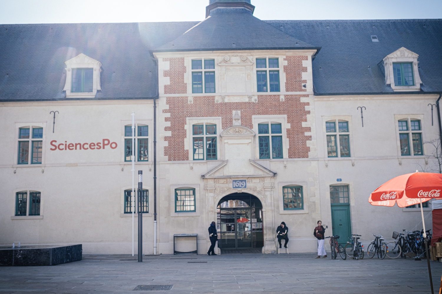 En repartant de chez Thomas LESAGE pour reprendre son train, Léonor LUMINEAU passe devant Sciences Po Reims, l’école où Thomas Lesage fait ses études © Globe Reporters