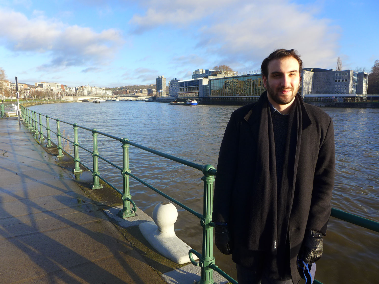 Thomas accepte de poser devant l’objectif de notre envoyé spécial sur le lieu de l’interview. Derrière lui, sur l’autre rive, le Palais des congrès de Liège © Globe Reporters