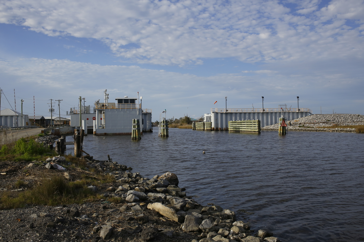 Un exemple de « floodgate », une porte anti-inondation, du côté de bayou Pointe-aux-chênes © Globe Reporters 