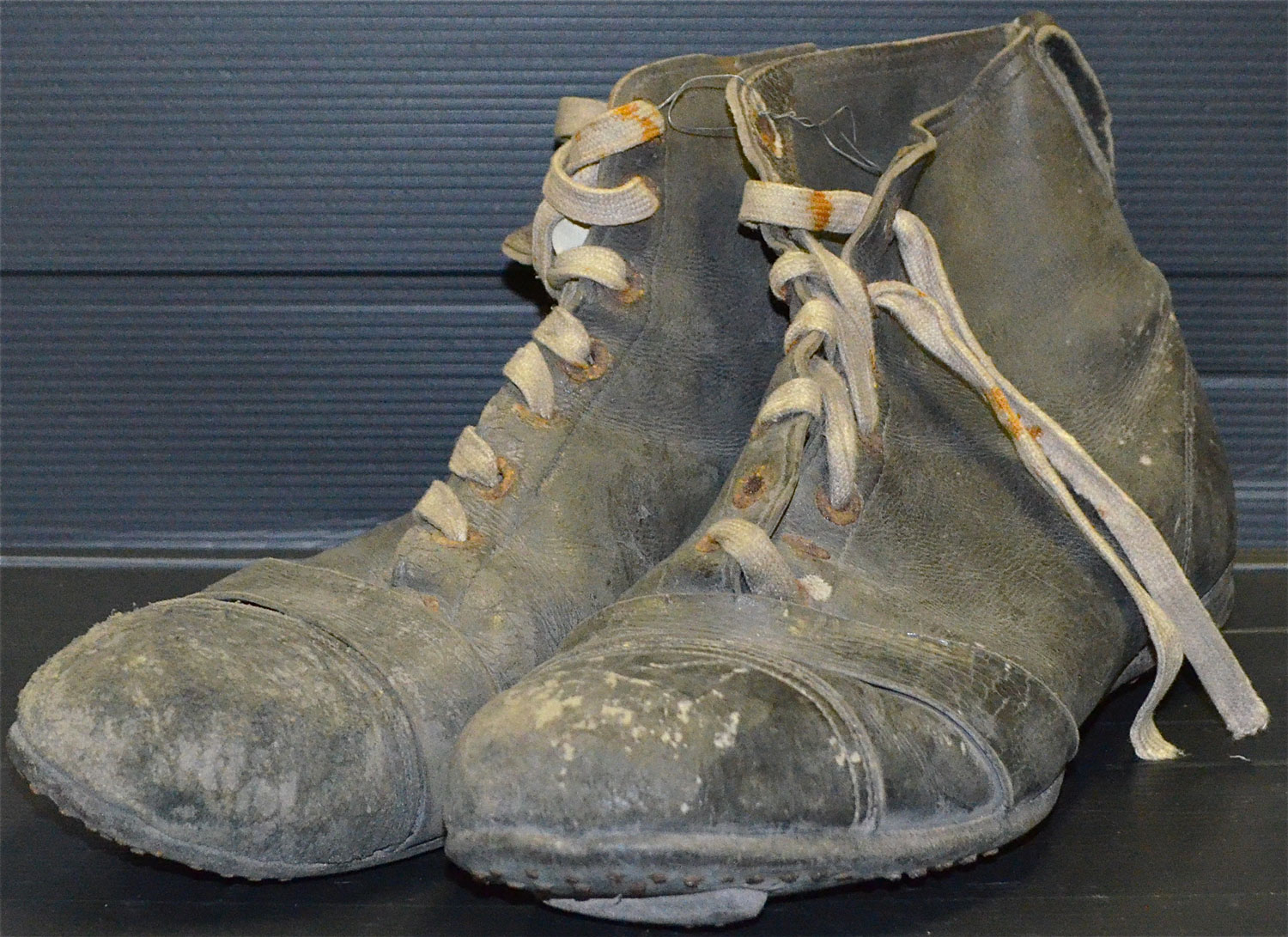 Aujourd’hui les chaussures de football ne remontent pas si haut sur la cheville ©ArchivesFFF