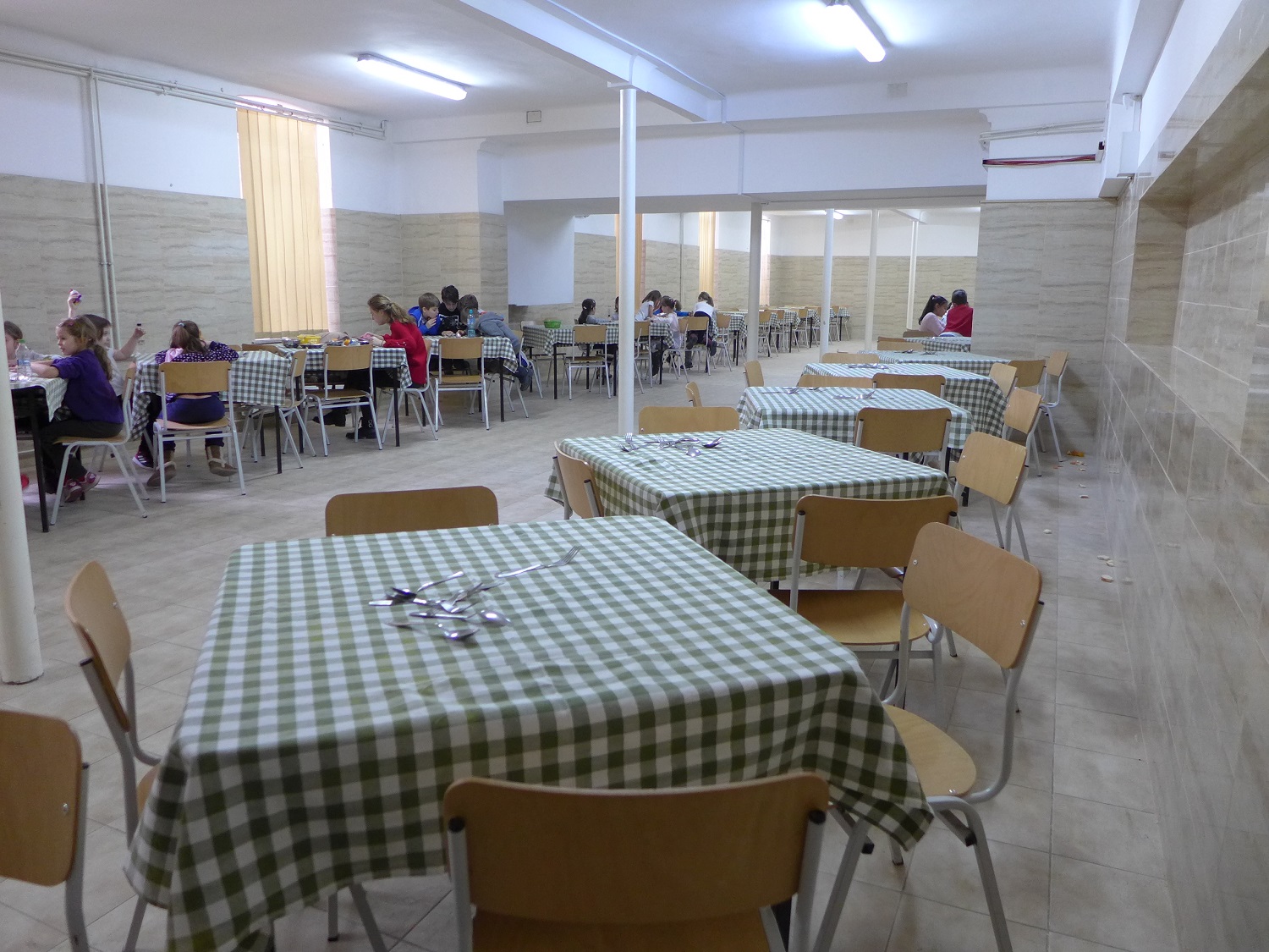 La cantine, au sous-sol. Très peu d’écoles ont une cantine en Roumanie.