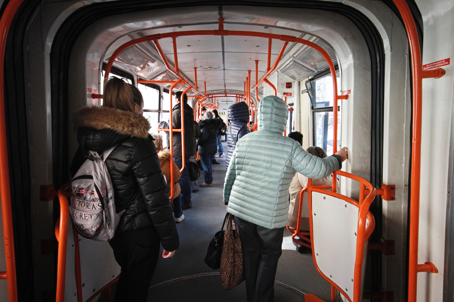 Vue de l’intérieur d’un tramway de Bucarest © Globe Reporters