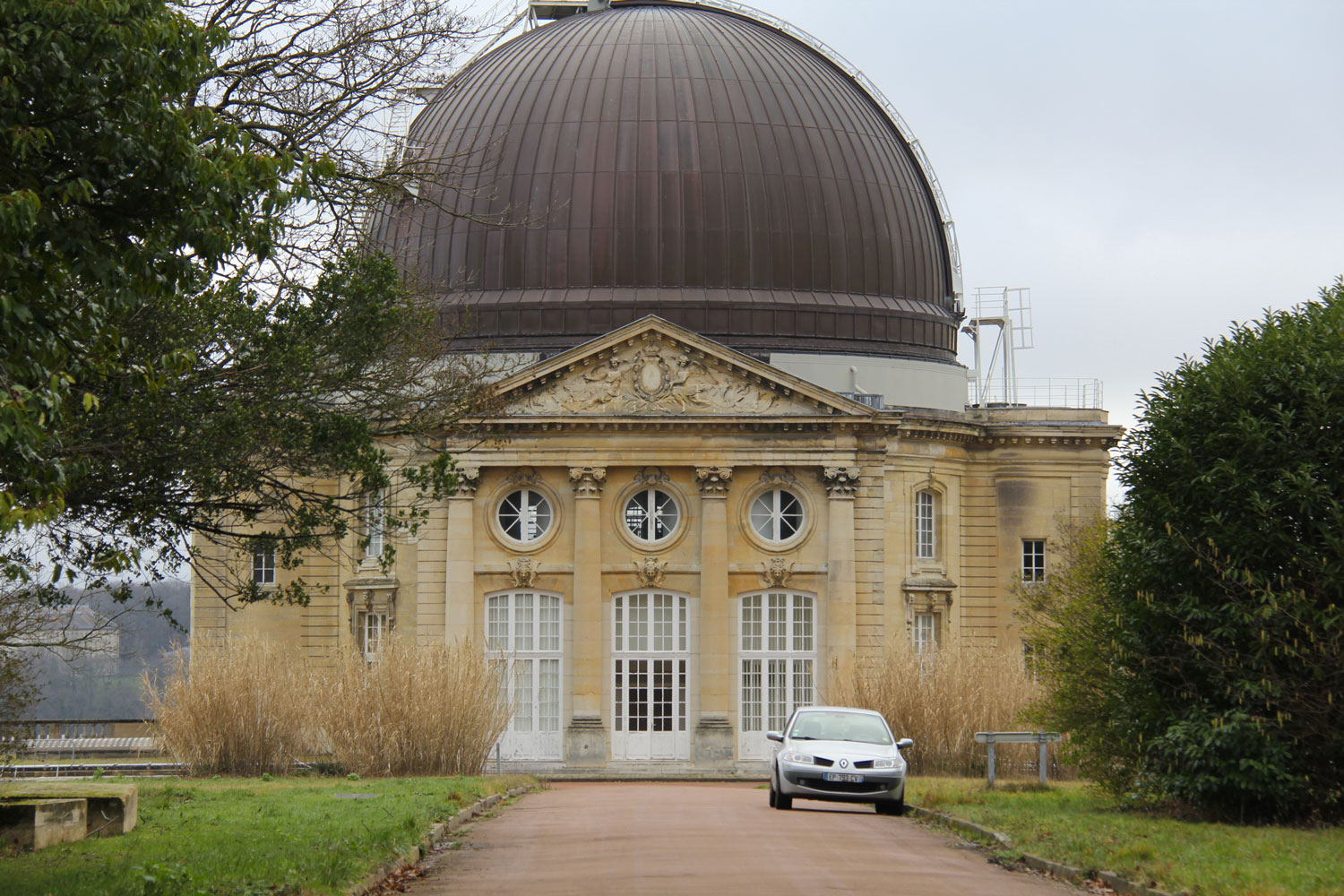 Pour y accéder il faut donc grimper sur les hauteurs de la ville, entrer dans l’immense parc laissé un peu à l’abandon et au détour d’une allée, découvrir le grand observatoire qui domine Paris © Globe Reporters