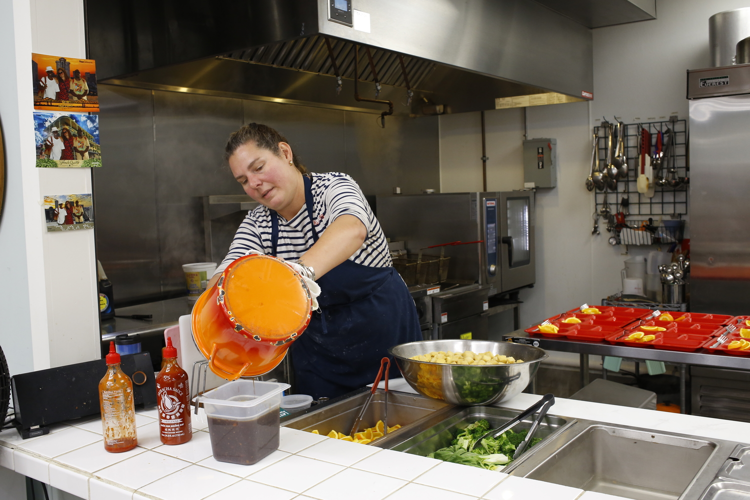 Chef Adrienne verse la sauce teriyaki © Globe Reporters