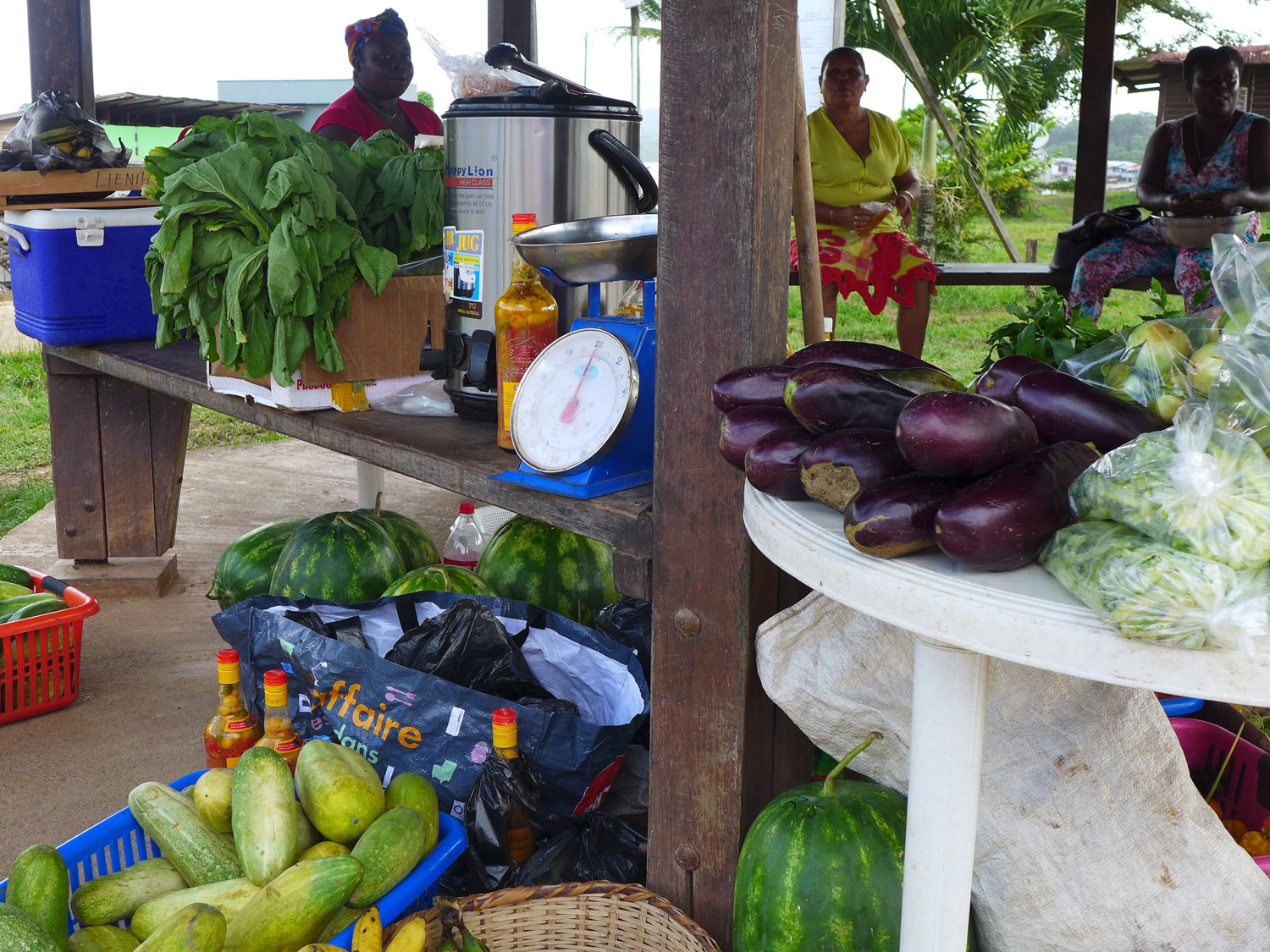 Au marché, un étalage.