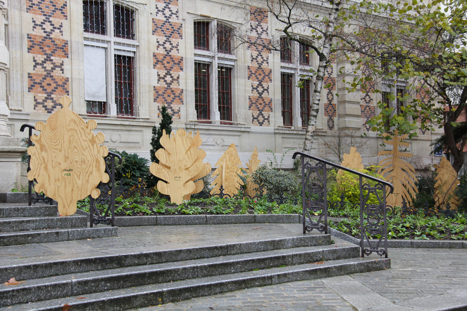 Devant la mairie une petite forêt de décorations en bois © Globe Reporters