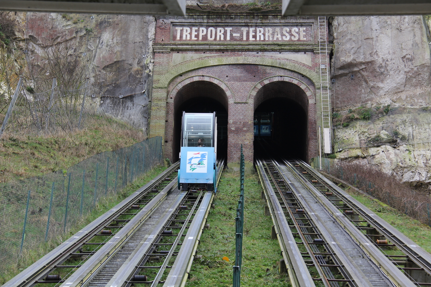 Quatre cabines indépendantes les unes des autres amènent les passagers en haut de la falaise © Globe Reporters