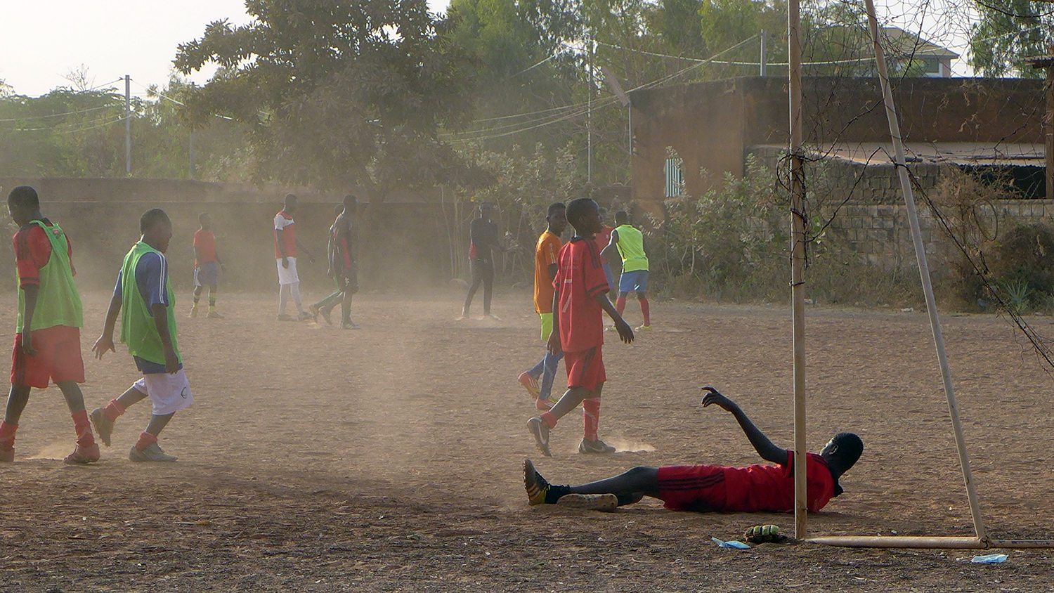 Travailler dur sur le terrain et à l’école + discipline et respect sont les normes de cette école de football. 