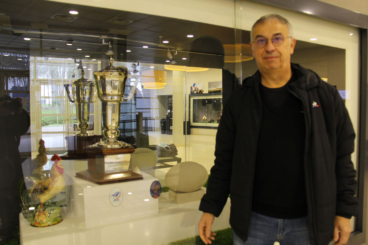 Hervé DIDELOT devant la coupe qui est remise à l’équipe qui remporte le tournoi des 6 nations. C’est une copie. L’original est actuellement en Angleterre qui a remporté le titre en 2020 © Globe Reporters