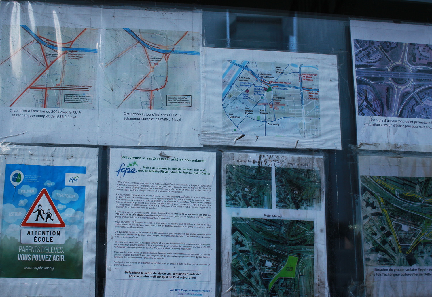 Devant l’entrée de l’école maternelle et élémentaire, des affichages expliquent en images les travaux en cours. Mais d’autres schémas proposent des alternatives à ce projet. Ils visent à démontrer que c’est possible de ne pas « asphyxier » l’école, estime Hamid © Globe Reporters