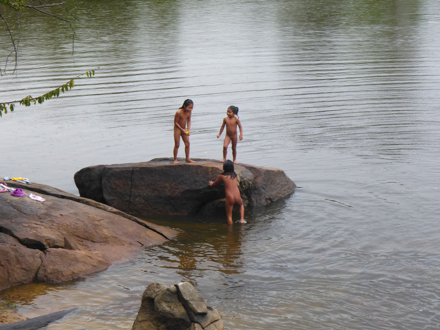 Jeux et baignade dans le fleuve.