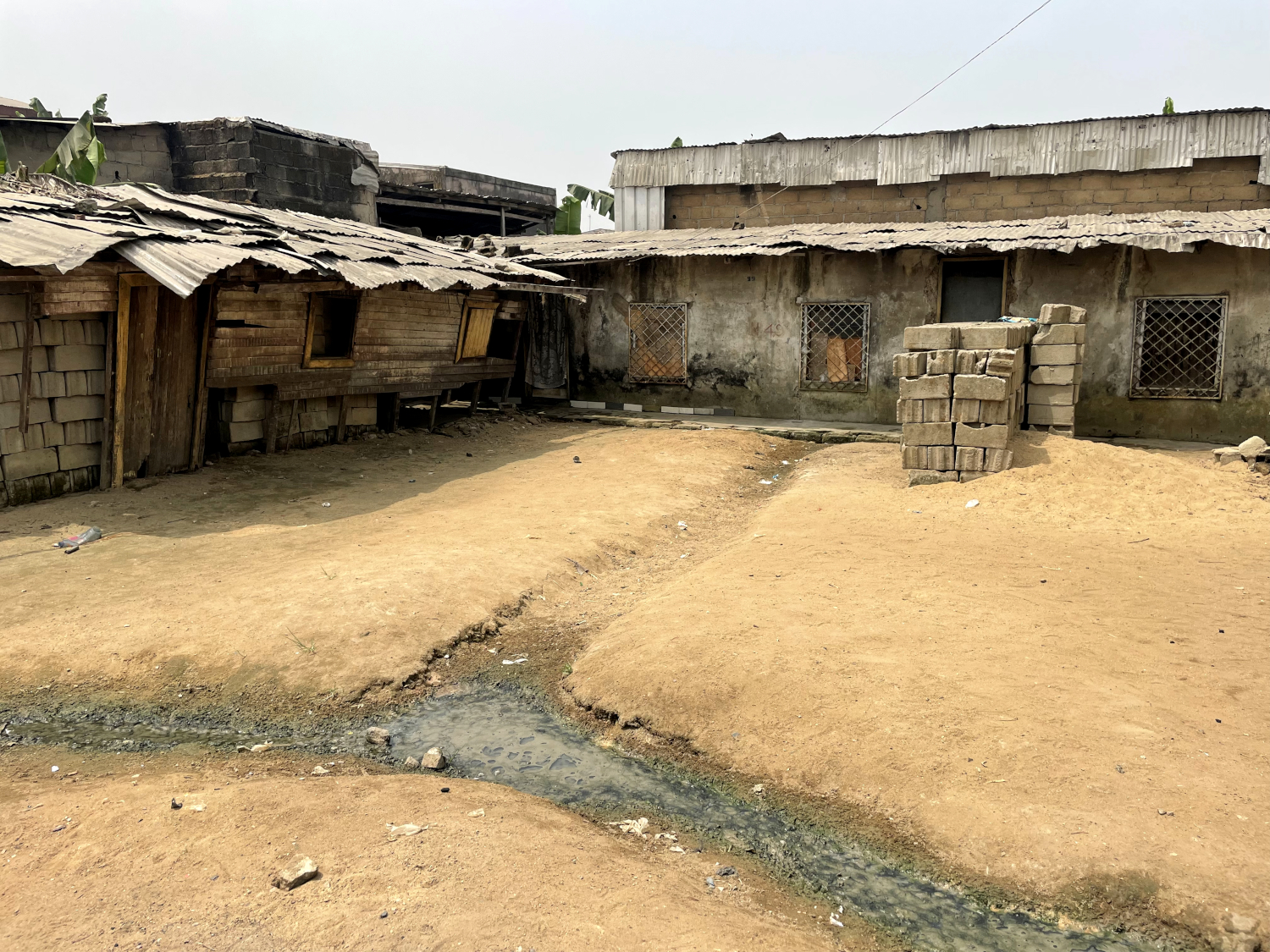 Abandonnés par les pouvoirs publics, les habitants de Makepe-Missoke creusent eux-mêmes des rigoles pour drainer l’eau © Globe Reporters