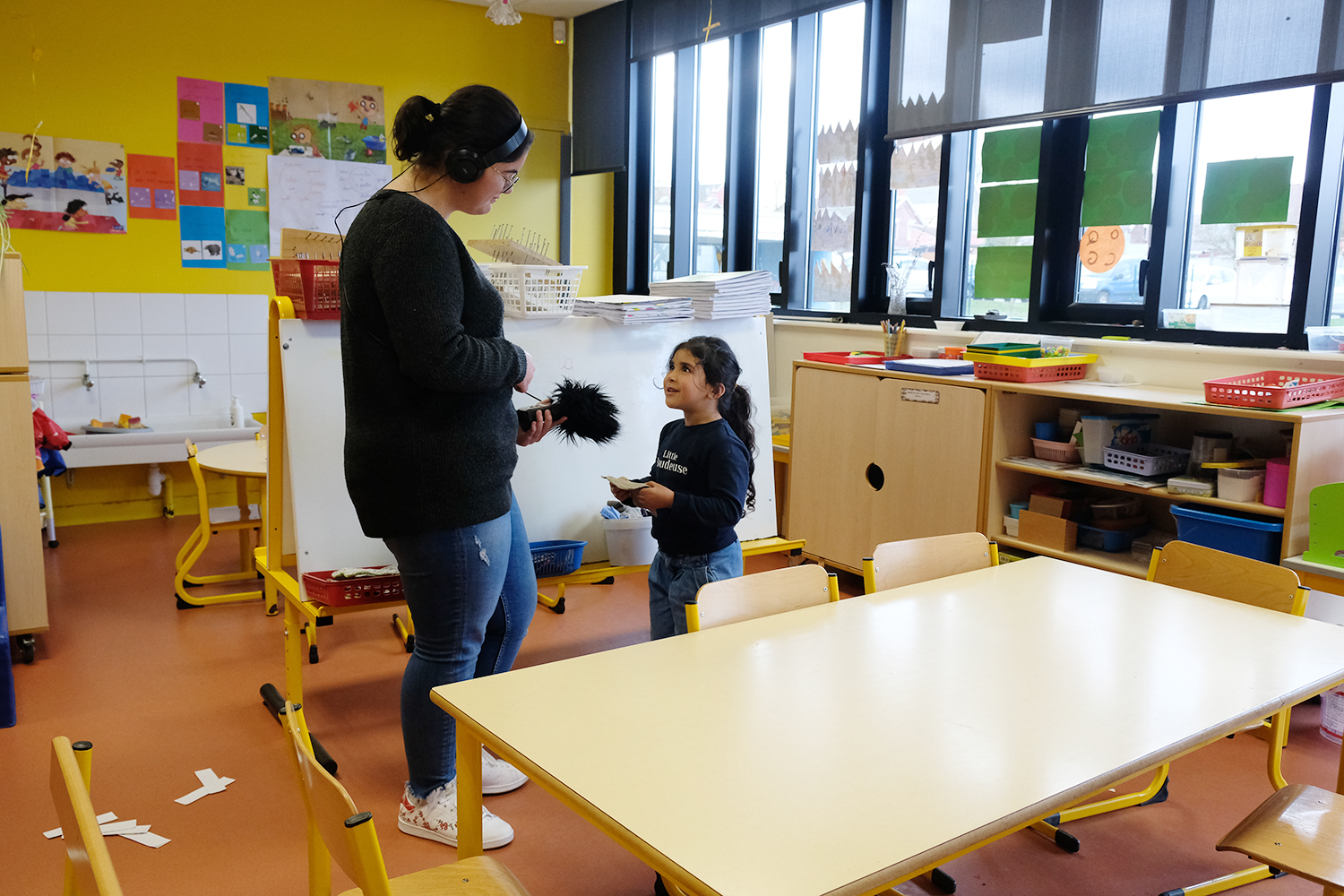 Haylana commence par suivre Myriam, qui explique pourquoi ils ont arrêté d’utiliser des mouchoirs en papier. 