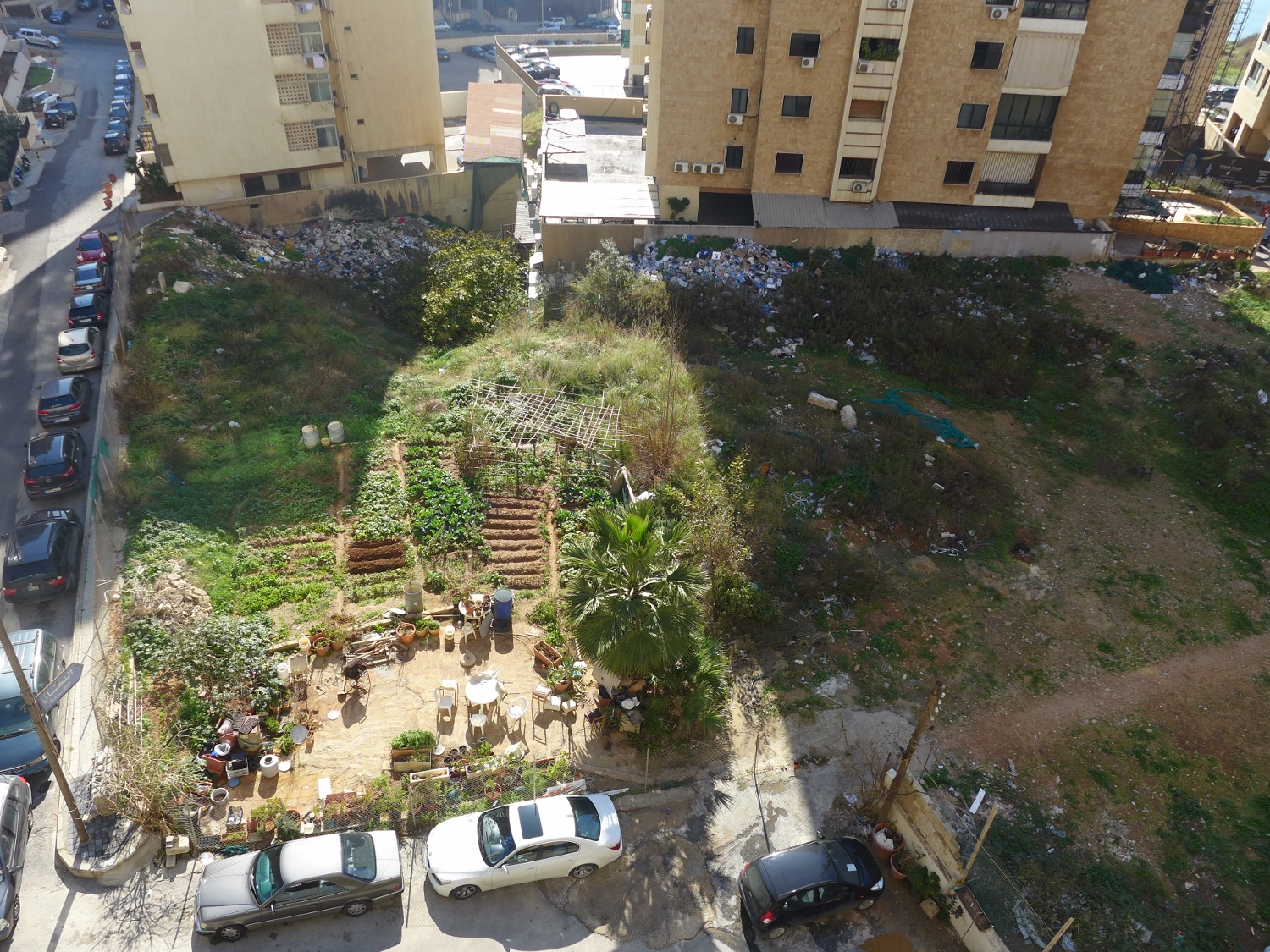 On aperçoit aussi quelques tas de déchets et une parcelle jardinée.