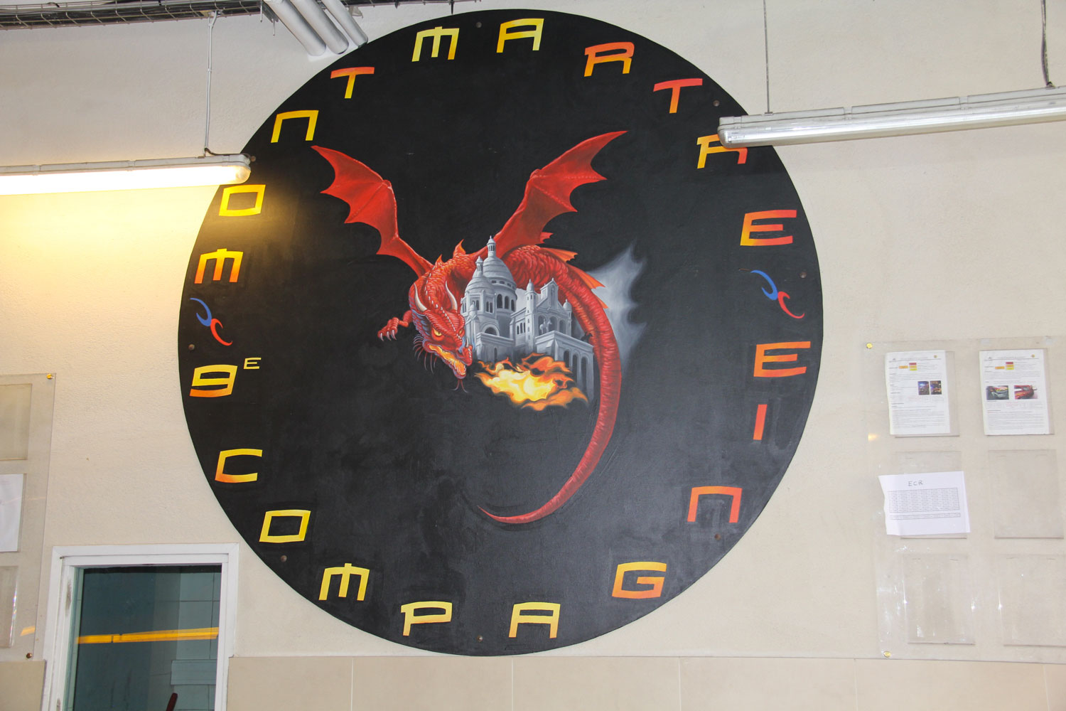Le logo de la 9ème compagnie est un dragon autour de Montmartre. Un dragon pour combattre le feu ! © Globe Reporters