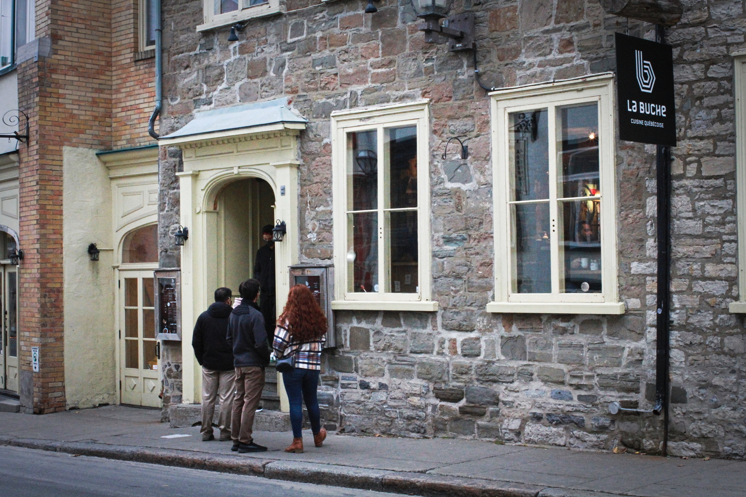 Des clients devant le restaurant quand notre envoyée spéciale sort après l’interview, aux alentours de 9h30 © Globe Reporters