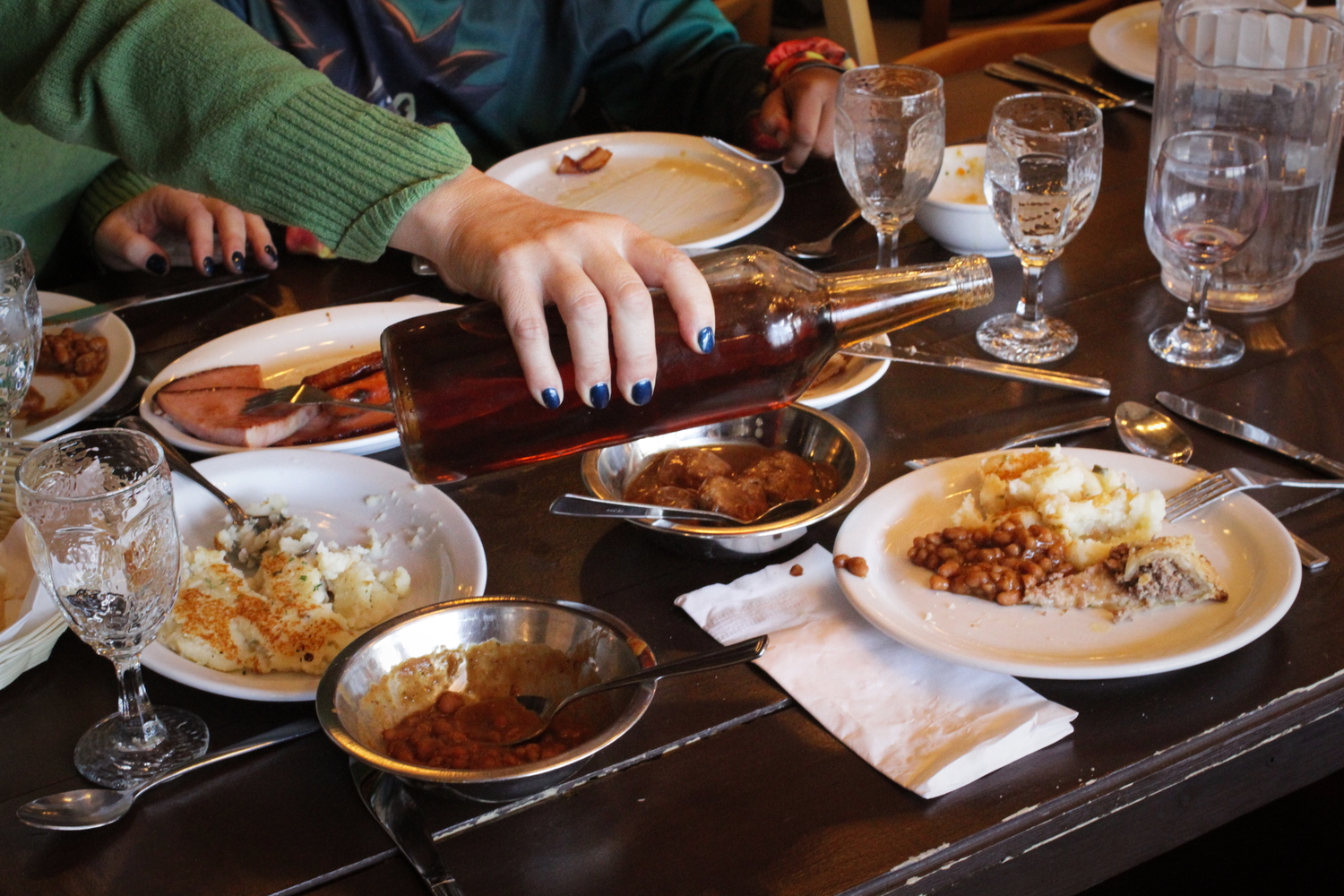 Un repas à la Sucrerie. Beaucoup de plats typiques, comme la tourtière, qui sont saucés de sirop d’érable.