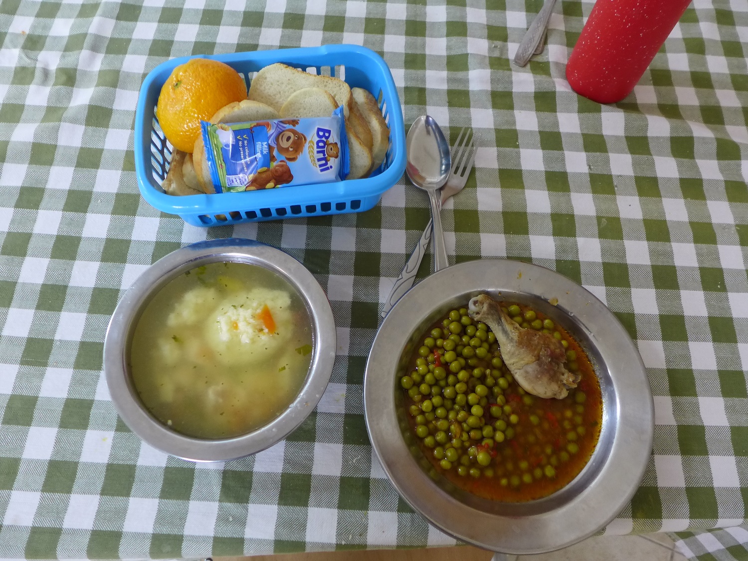 Au menu, ce jour-là : soupe aux choux-fleurs, poulet et petits pois à la sauce tomate.