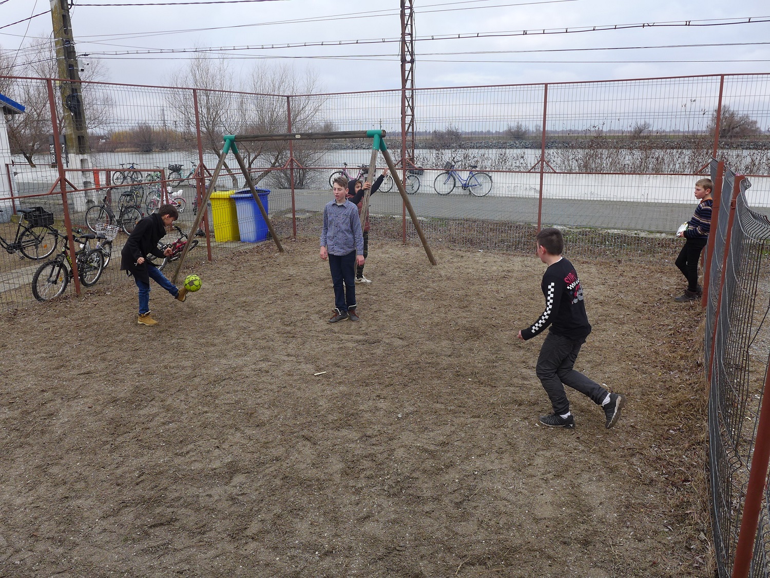 Mais les enfants préfèrent jouer au foot sur le petit terrain d’à côté.