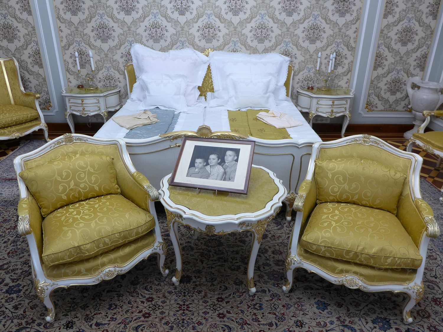 La chambre de Nicolae Ceausescu et sa femme Elena. Sur la petite table, un portrait de leurs 3 enfants.