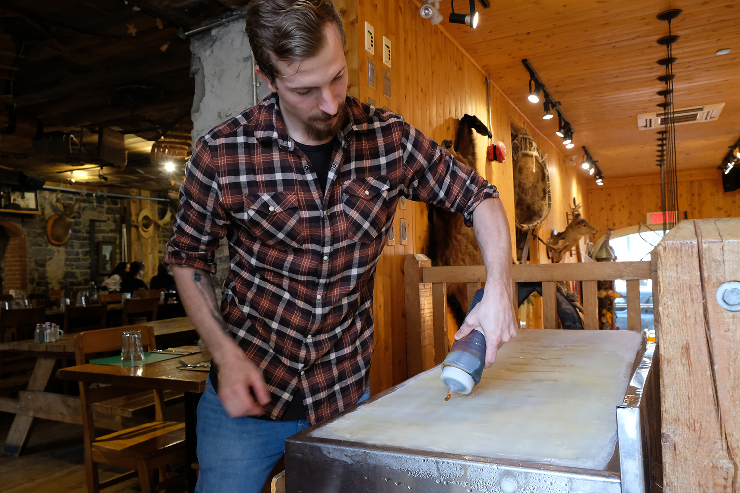 Autre spécialité de la maison, la sucette glacée au sirop d’érable. Pour cela, il faut une préparation à base d’eau et de sirop d’érable, une table de glace ou tout simplement de la neige ! © Globe Reporters