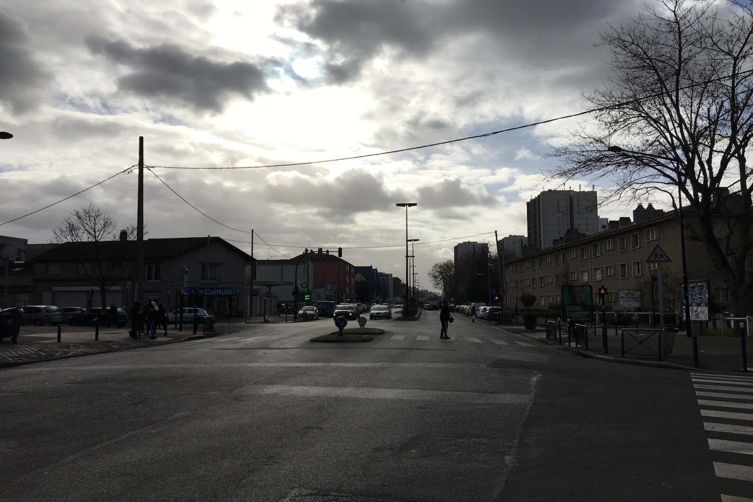 Pour se rendre au Bourget, notre envoyée spéciale a traversé à vélo électrique les quartiers d’Aubervilliers et de la Courneuve © Globe Reporters