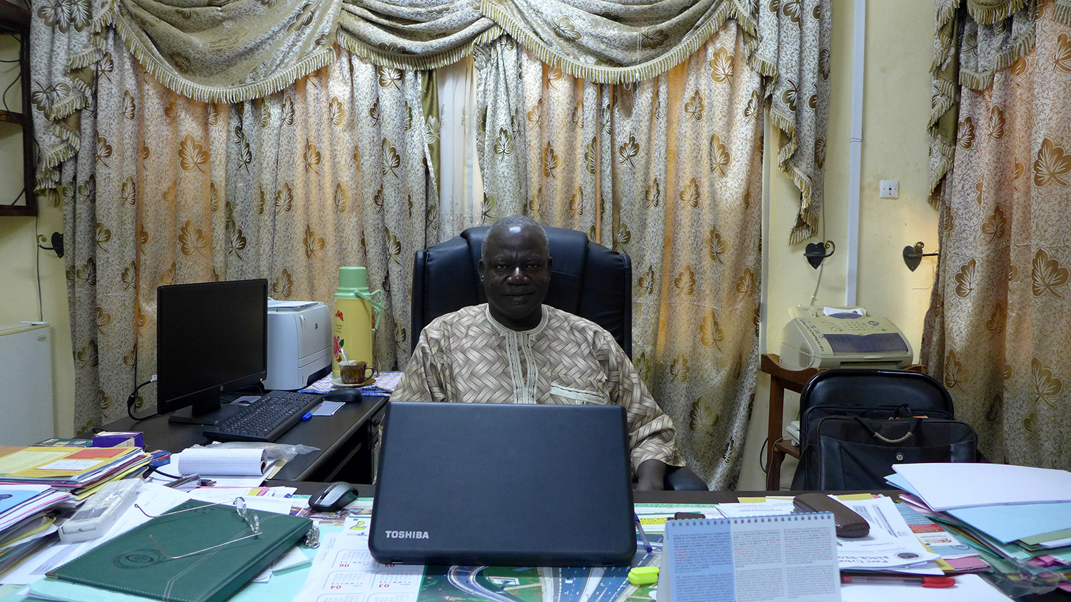 Jean Chrisostome PIZONGO, directeur du parc Wangr Weoogo, dans son bureau.