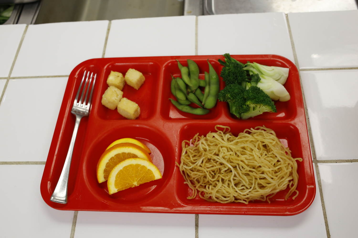 Le plateau repas du déjeuner, bien équilibré © Globe Reporters