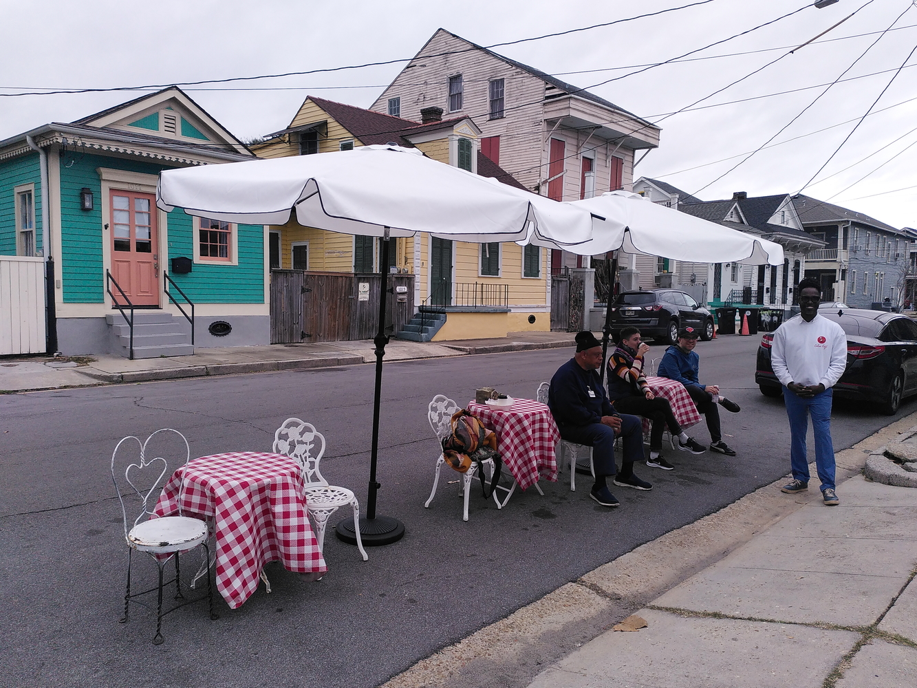 Le Café Calas, ouvert depuis une semaine. Brandon, à droite, remet au goût du jour une recette de ses ancêtres esclaves © Globe Reporters