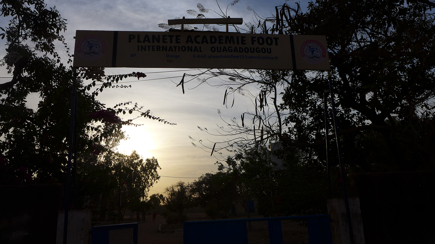 À la fin de la visite, le soir approche et les élèves partent faire leurs devoirs scolaires. 