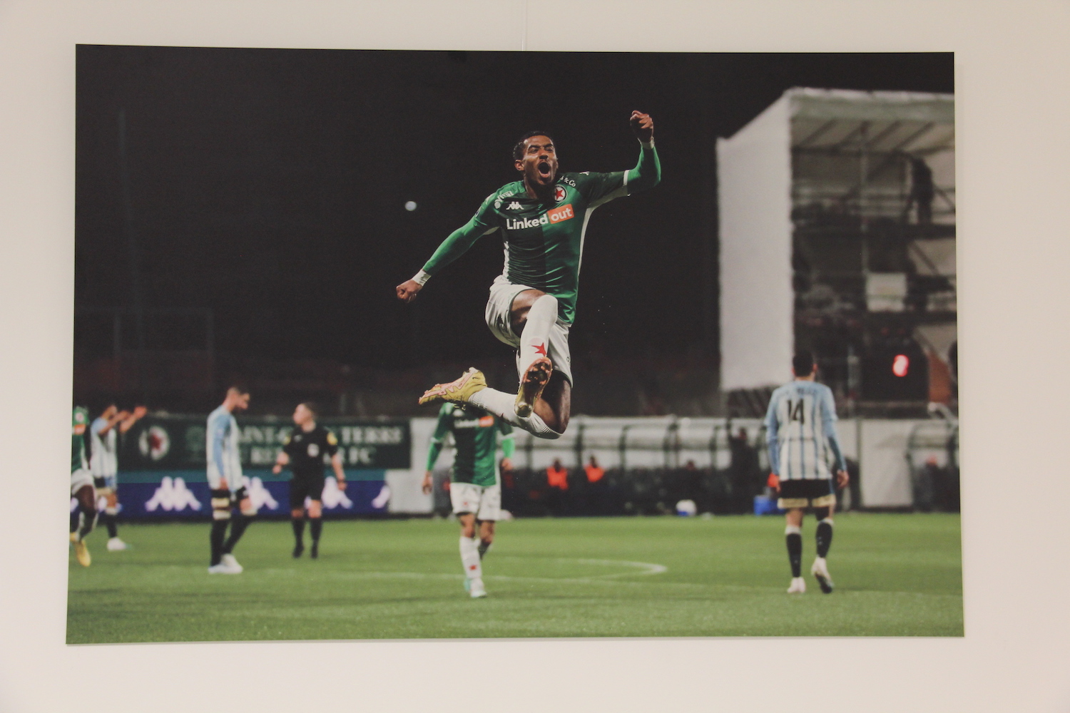 Sur les murs des locaux provisoires du Red Star, de multiples photos rappellent les grands moments du club © Globe Reporters