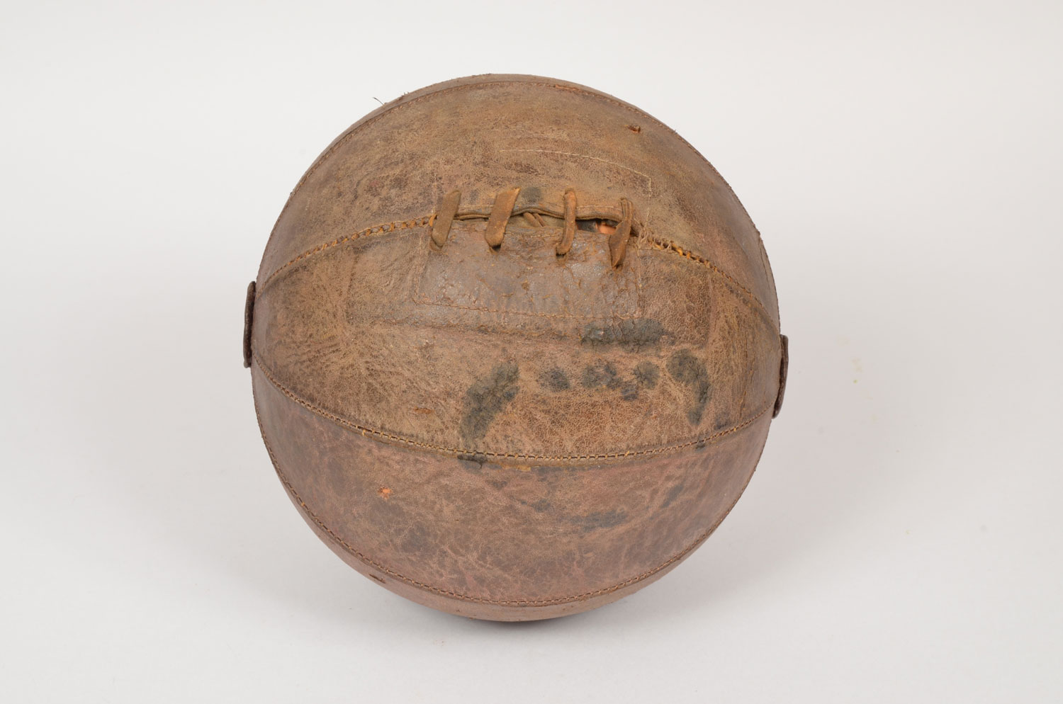Un des premiers ballons de football en cuir, gonflé grâce à une vessie placée à l’intérieur. Tout est cousu à la main ©ArchivesFFF