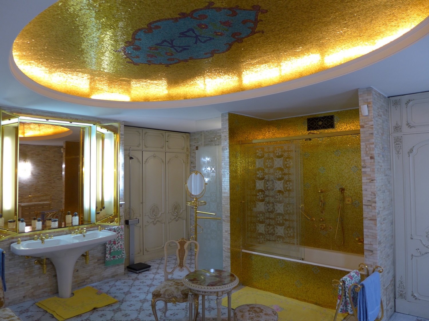 La salle de bain du couple, plaquée or.