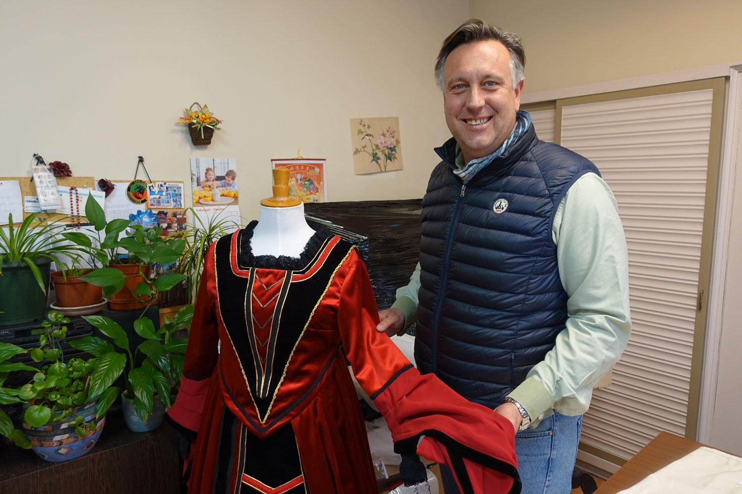 Paul LE GRAND aux côtés d’une robe conçue pour le spectacle 2022 © Globe Reporters