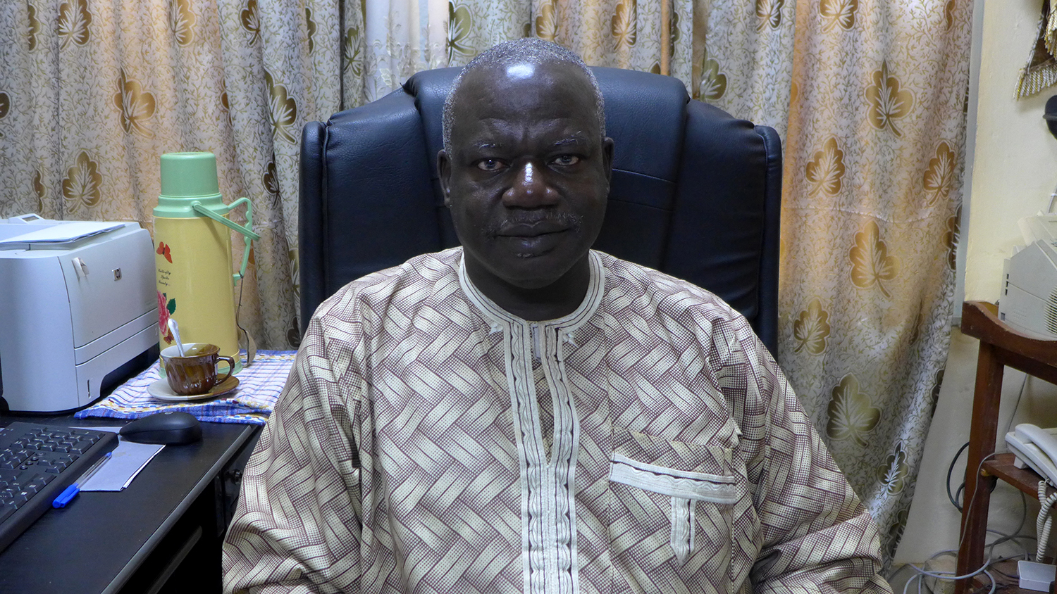 Jean Chrisostome PIZONGO, directeur du parc Wangr Weoogo, dans son bureau.