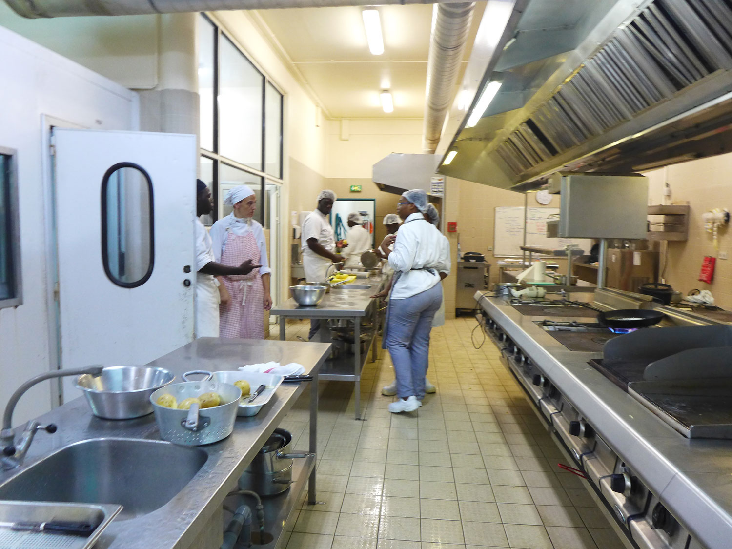 18h30, les clients vont arriver. Anne bouscule les apprentis pour que tout soit prêt à temps.