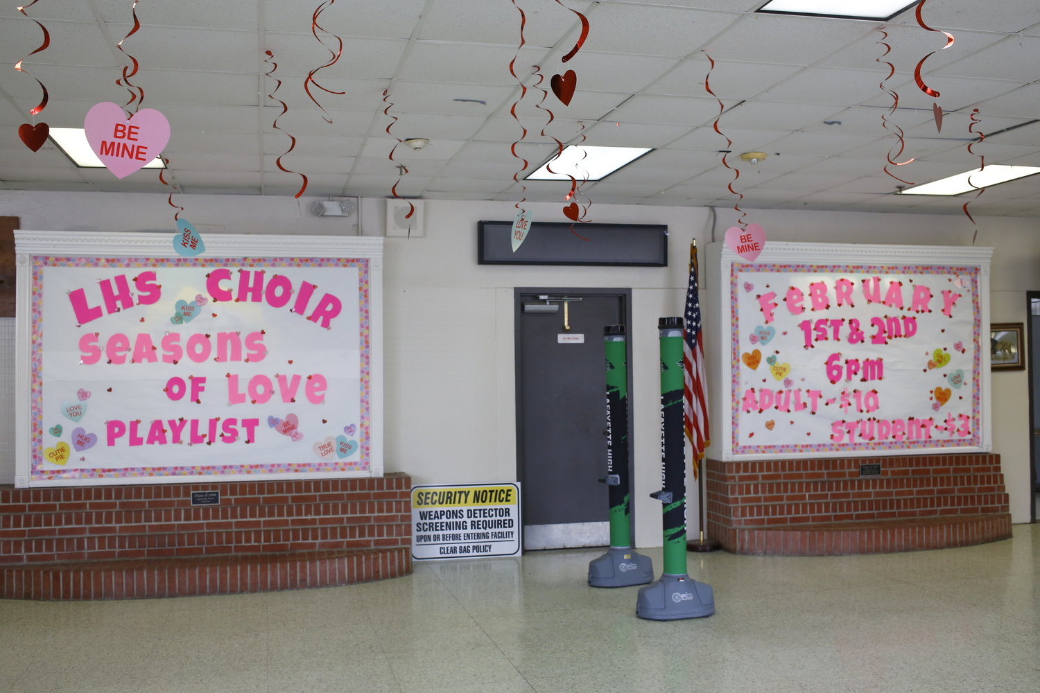 Le hall d’entrée de Lafayette High School © Globe Reporters