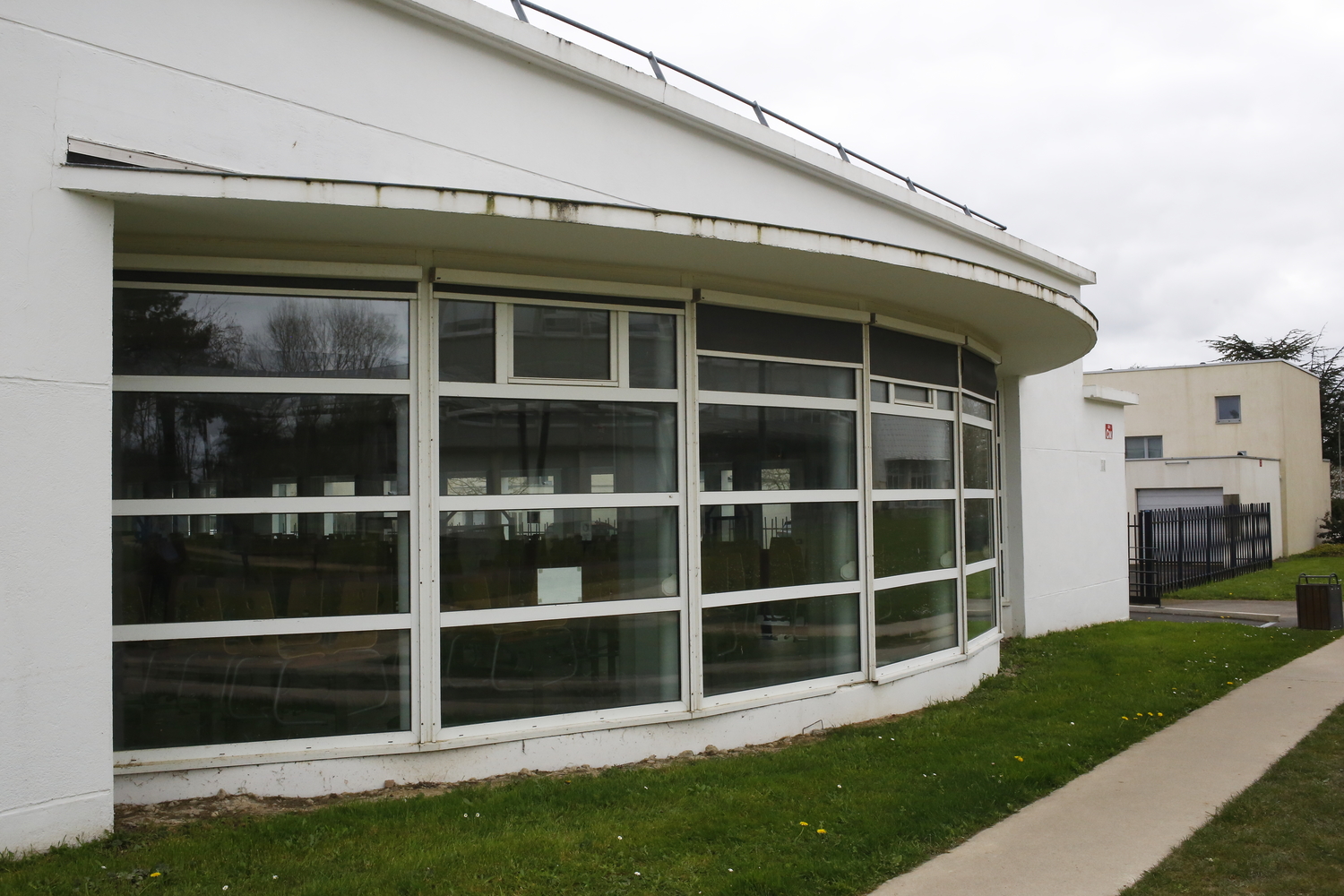 Le bâtiment qui accueille la cantine, ou le « self » © Globe Reporters