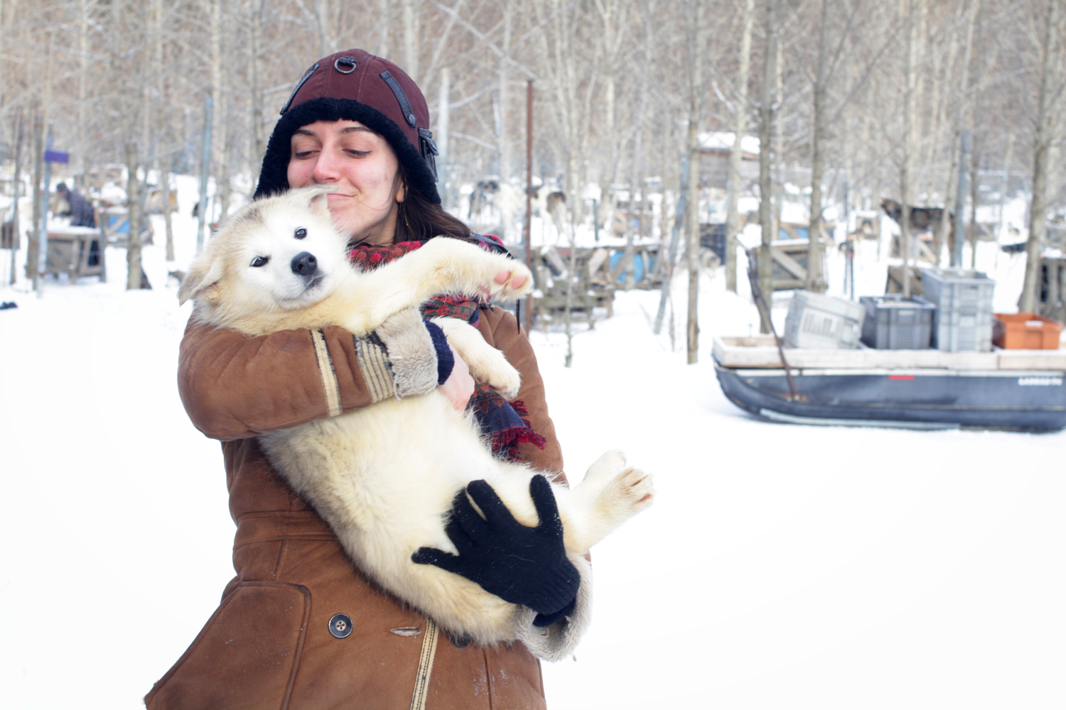 Marine LEDUC, l’envoyée spéciale des globe-reporters, avec le même chiot.