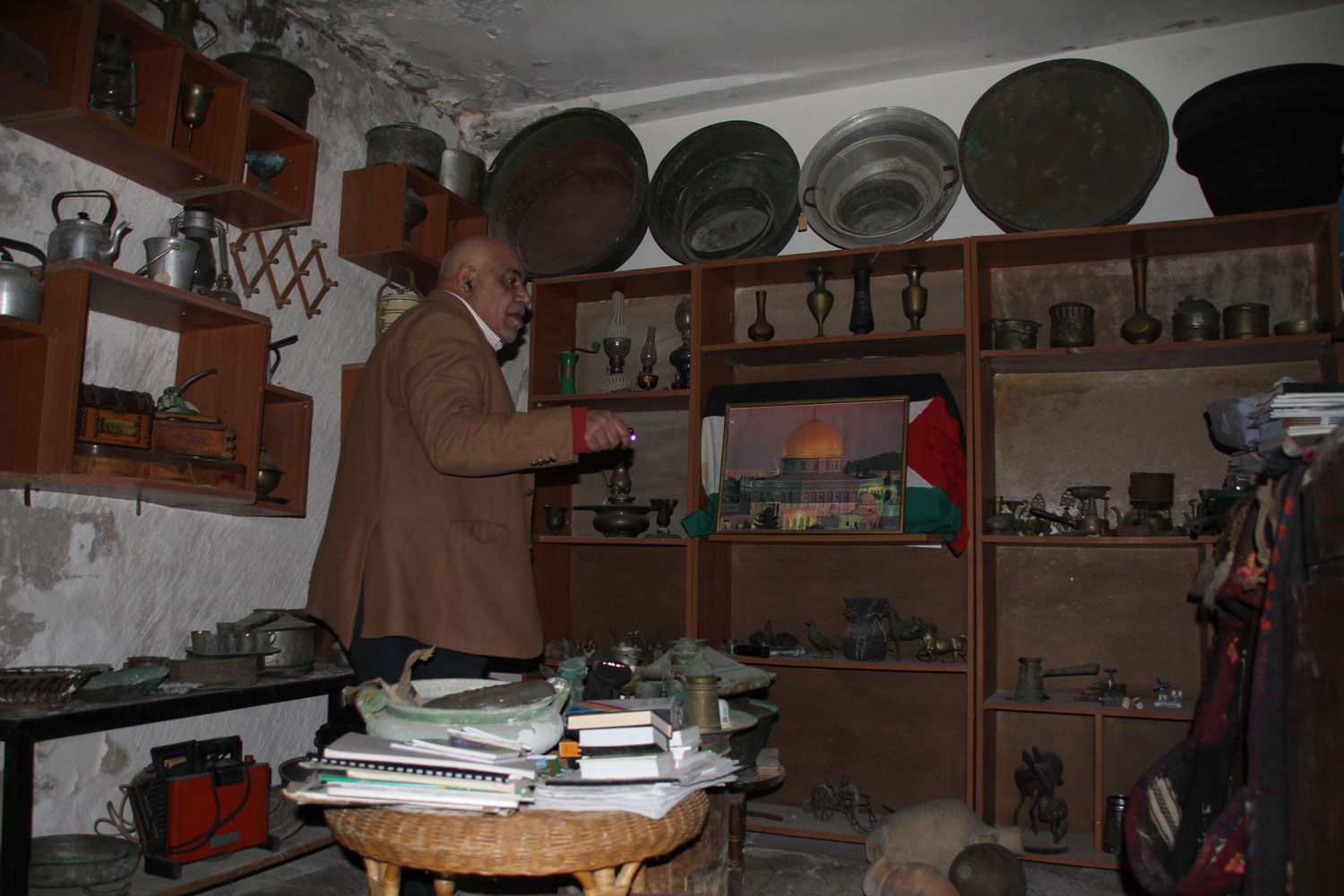 Mohamed cherche quelque chose. Pas facile car c’est un musée un peu fouillis © Globe Reporters