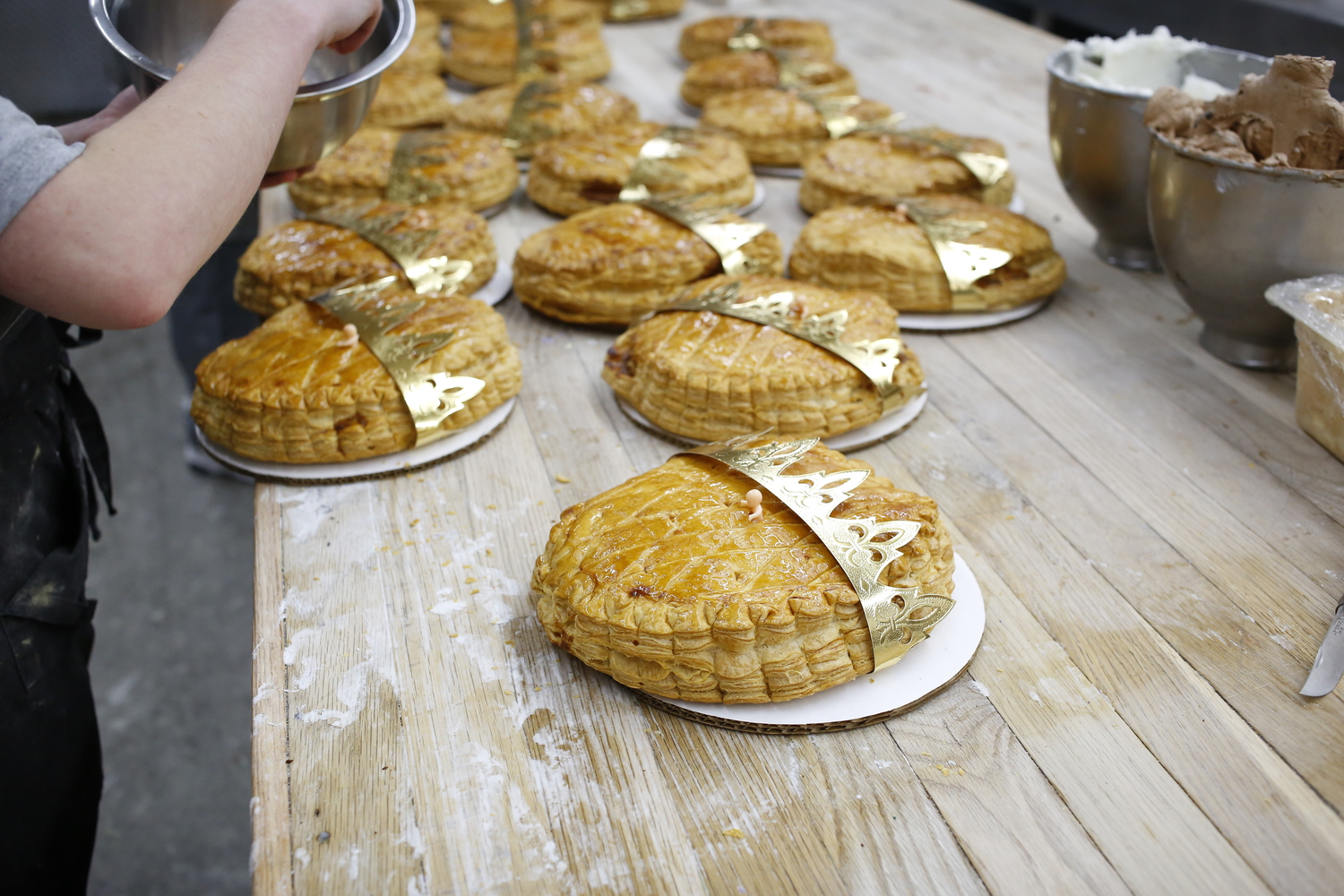 La galette des rois française à la frangipane. En Louisiane, l’équivalent de la fève est un petit bébé en plastique qui est mis à l’intérieur du gâteau par ceux qui vont le manger, pas par le boulanger. Chez Poupart, ils mettent aussi une couronne. Patrick explique qu’ils mettaient aussi une couronne avec le King cake, mais que cela coûtait trop cher et qu’ils ont arrêté © Globe Reporters